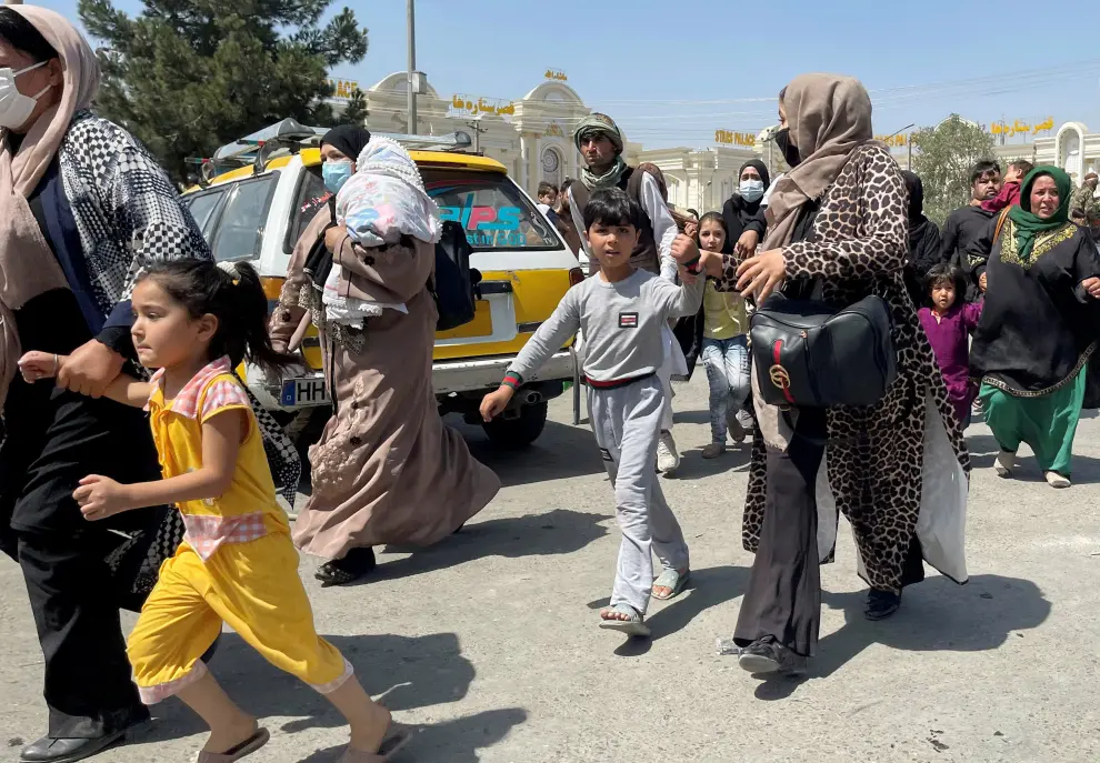 People try to get inside Hamid Karzai International Airport in Kabul, Afghanistan August 16, 2021. REUTERS/Stringer  NO RESALES. NO ARCHIVES[[[REUTERS VOCENTO]]] AFGHANISTAN-CONFLICT/
