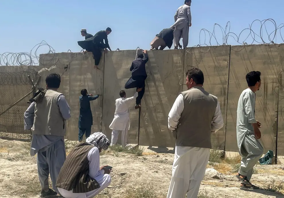 People try to get into Hamid Karzai International Airport in Kabul, Afghanistan August 16, 2021. REUTERS/Stringer NO RESALES. NO ARCHIVES[[[REUTERS VOCENTO]]] AFGHANISTAN-CONFLICT/