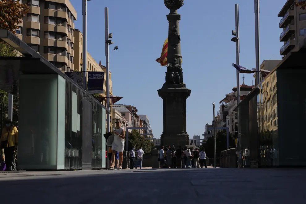 El concejal de urbanismo, en la plaza de Aragón junto al monumento al Justicia