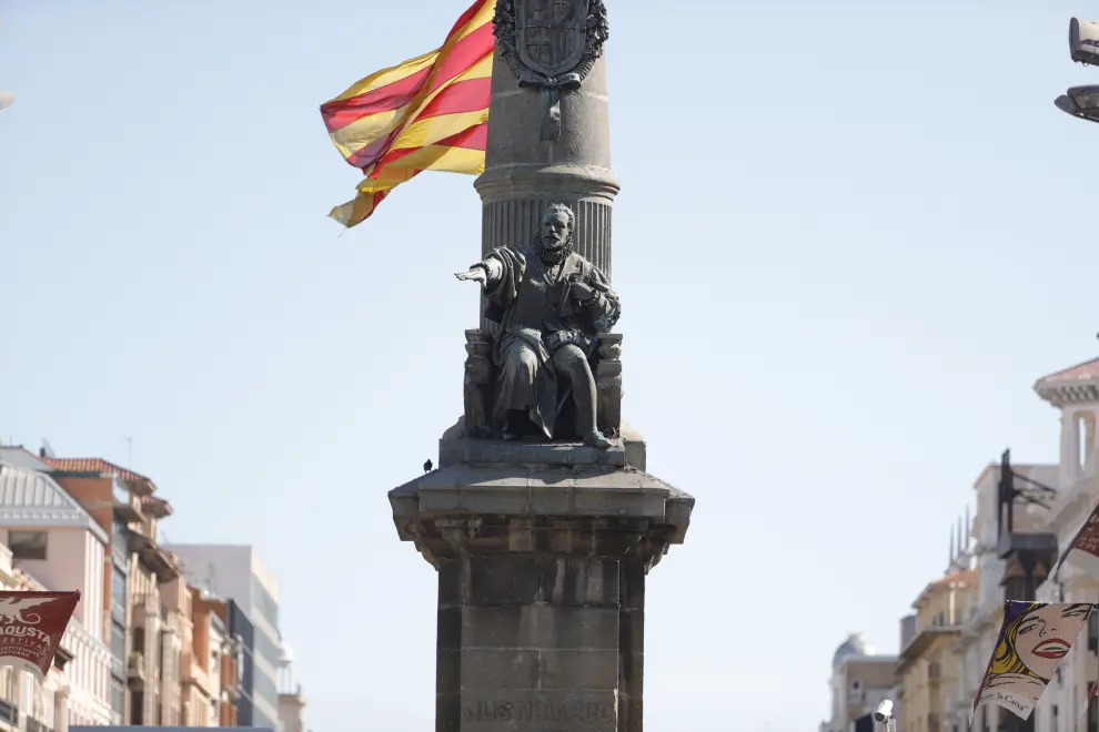 El concejal de urbanismo, en la plaza de Aragón junto al monumento al Justicia