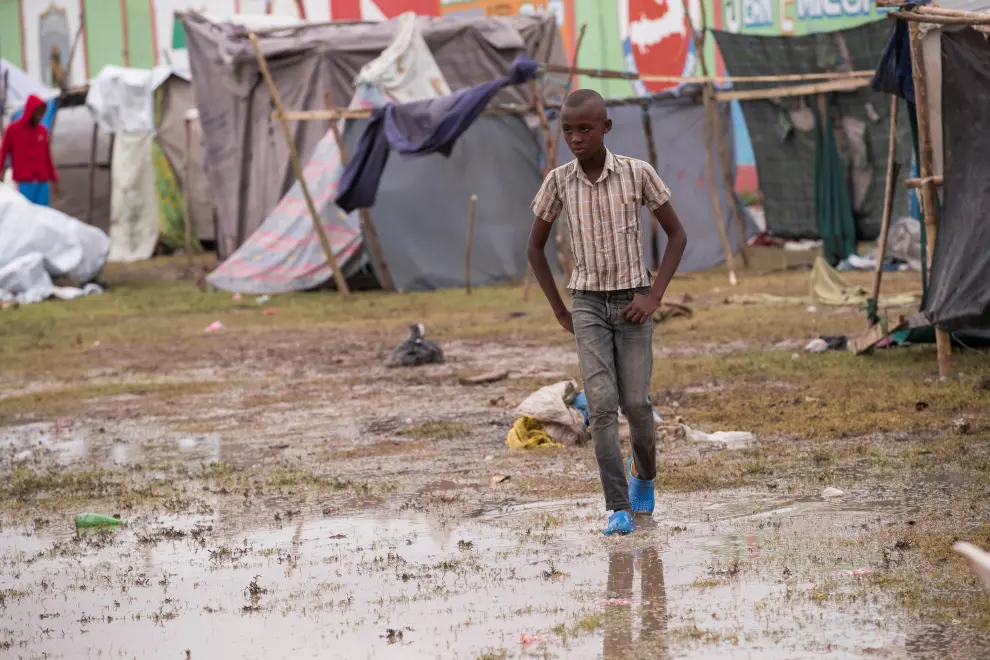 Haitianos montan campamento en un estadio tras quedarse sin vivienda por el terremoto