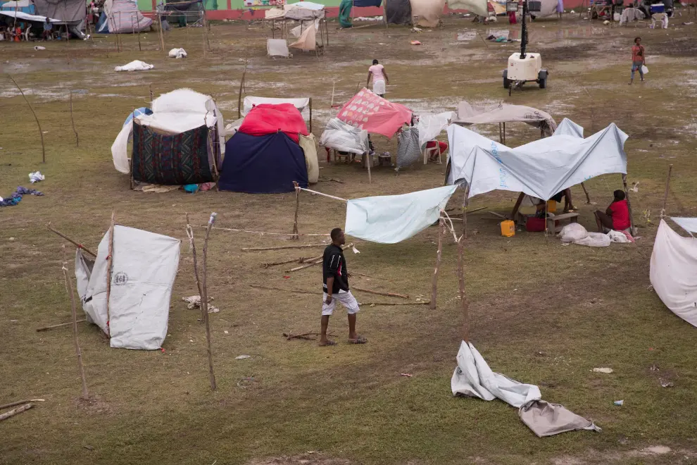 Haitianos montan campamento en un estadio tras quedarse sin vivienda por el terremoto
