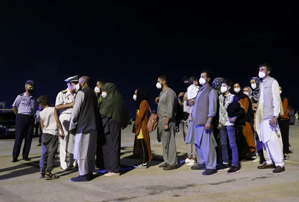 Spanish and Afghan citizens who were evacuated from Kabul arrive at Torrejon airbase in Torrejon de Ardoz, outside Madrid, August 19, 2021. REUTERS/Juan Medina[[[REUTERS VOCENTO]]] AFGHANISTAN-CONFLICT/SPAIN
