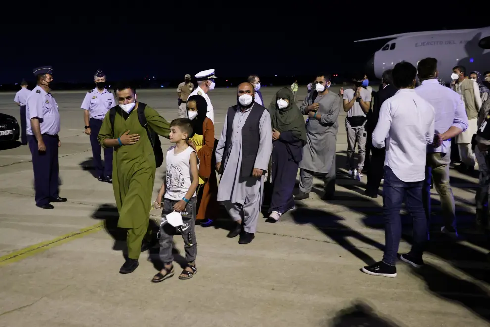 Spanish Red Cross conduct coronavirus disease (COVID-19) tests for Spanish and Afghan citizens who arrived at Torrejon airbase after evacuating from Kabul, in Torrejon de Ardoz, outside Madrid, August 19, 2021. REUTERS/Juan Medina[[[REUTERS VOCENTO]]] AFGHANISTAN-CONFLICT/SPAIN