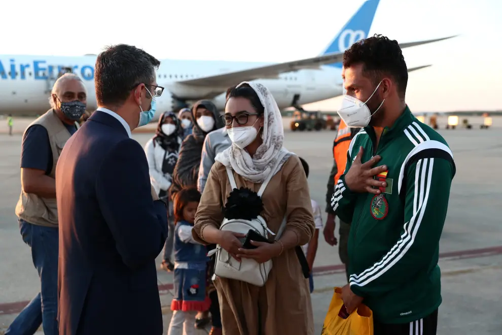 Llegada de Nilofar Bayat, jugadora afgana de baloncesto, y su marido a Torrejón de Ardoz.