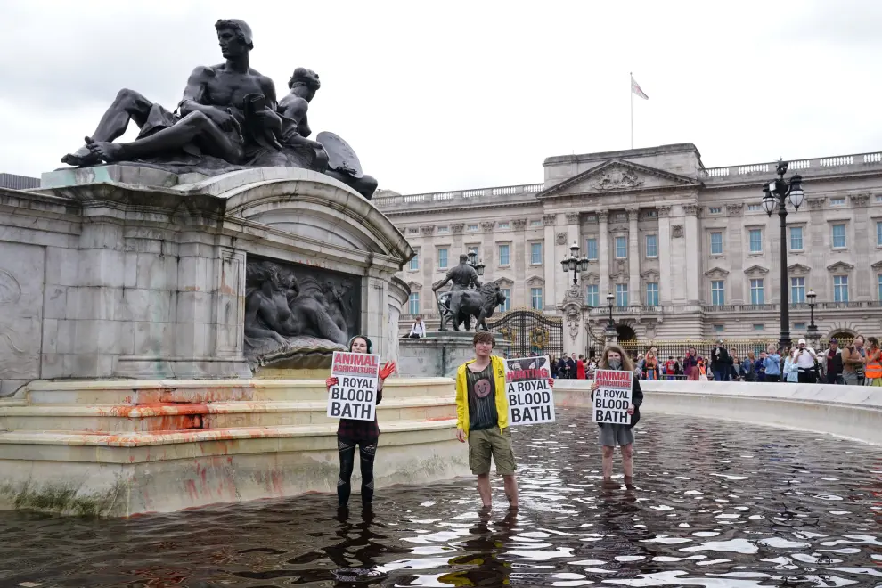 Police officers detain an Extinction Rebellion activist during a protest next to Buckingham Palace in London, Britain, August 26, 2021. REUTERS/John Sibley[[[REUTERS VOCENTO]]] CLIMATE-CHANGE/BRITAIN-PROTESTS