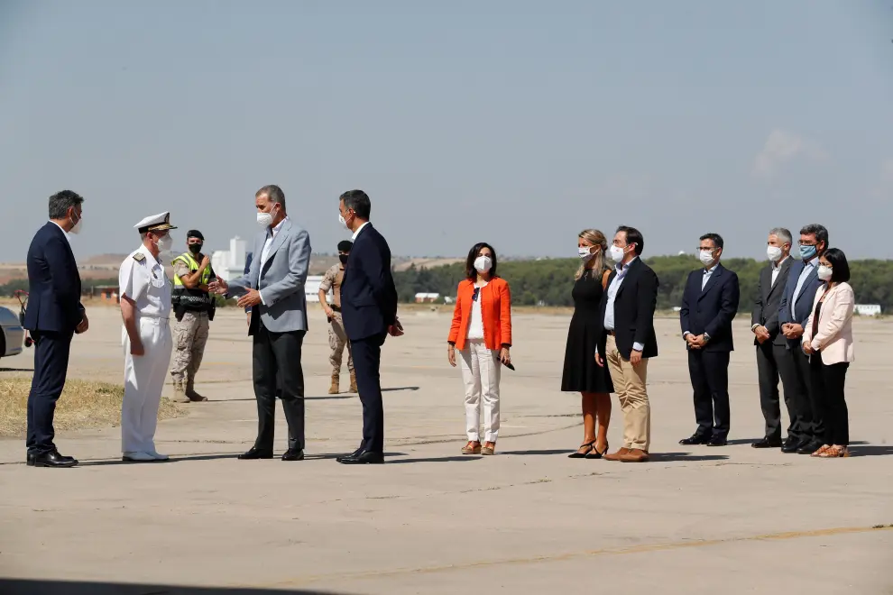 El rey Felipe VI y el presidente del Gobierno, Pedro Sánchez, visitan el centro de acogida temporal instalado en la base de Torrejón de Ardoz con motivo de la operación de repatriación desde Afganistán.