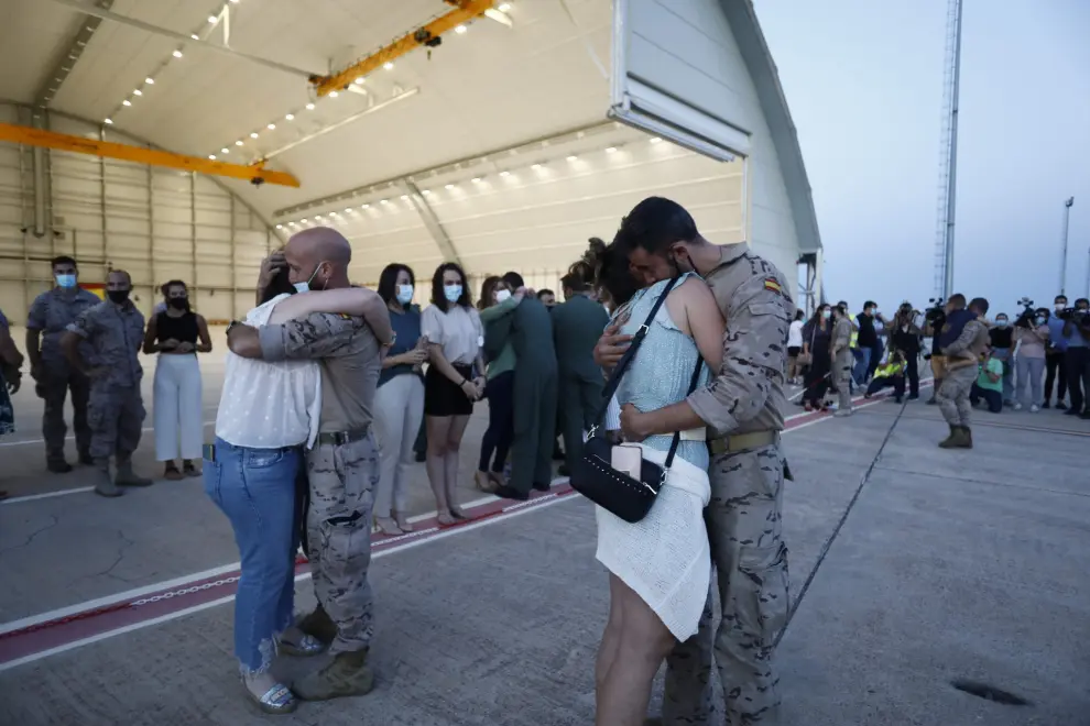La ministra Margarita Robles recibe en la Base Aérea de Zaragoza a los últimos militares que han participado en la repatriación de Afganistán.