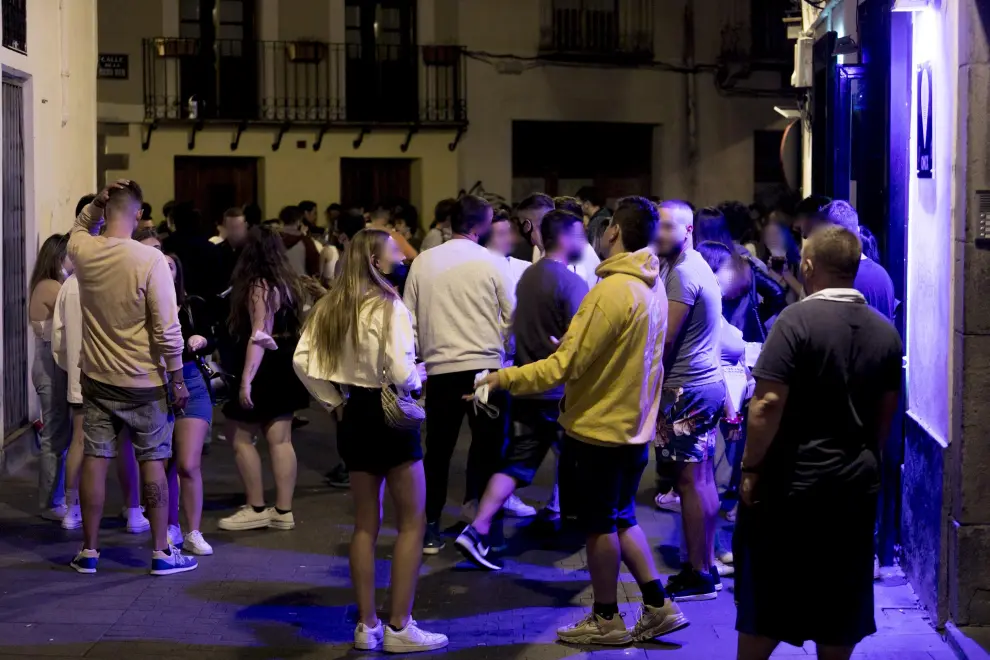 La gente reunida en el exterior de los bares a las 12:30 en la calle Gil Berges.