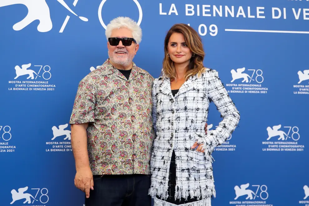 The 78th Venice Film Festival - Photo call for Parallel Mothers in competition - Venice, Italy, September 1, 2021 - Actor Penelope Cruz poses for a photo with Director Pedro Almodovar. REUTERS/Yara Nardi[[[REUTERS VOCENTO]]] FILMFESTIVAL-VENICE/PARALLEL MOTHERS