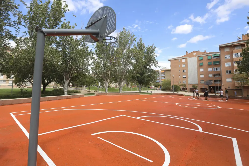 El campo de baloncesto, renovado con un suelo nuevo.