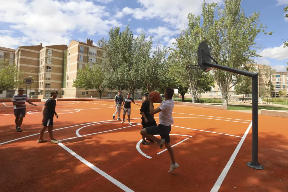 Miguel Labarta y sus amigos jugando a baloncesto.