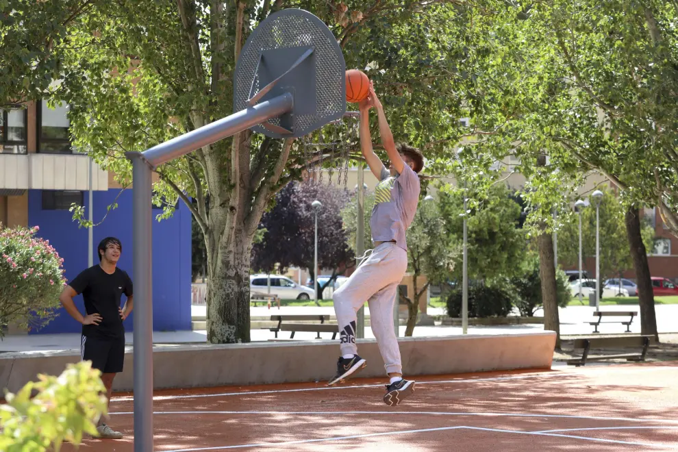 La pista de baloncesto del parque.