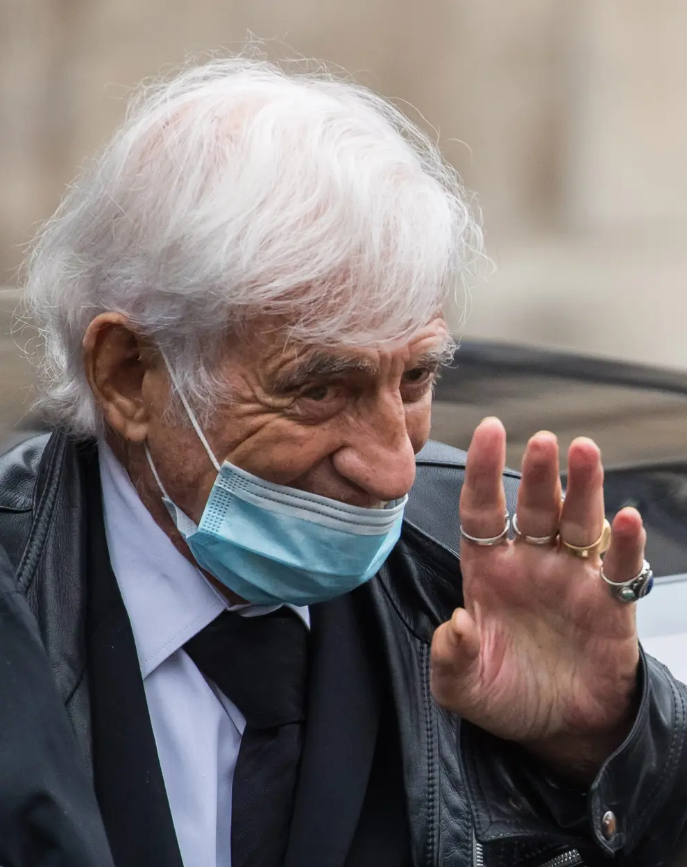 Paris (France), 04/06/2020.- (FILE) - French actor Jean-Paul Belmondo wears a face mask while waving to the public as he leaves the funeral ceremony for Guy Bedos at the Church of Saint-Germain-des-Pres in Paris, France, 04 June 2020 (reissued 06 September 2021). French actor Jean-Paul Belmondo has died aged 88 on 06 September 2021. (Francia) EFE/EPA/CHRISTOPHE PETIT TESSON (FILE) FRANCE JEAN PAUL BELMONDO OBIT