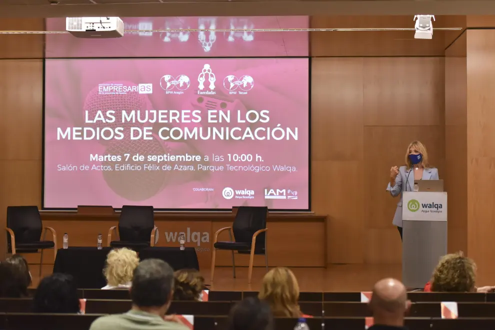 Periodistas de prensa, radio y televisión han reflexionado este martes en Huesca sobre el papel de las mujeres en los medios de comunicación.
