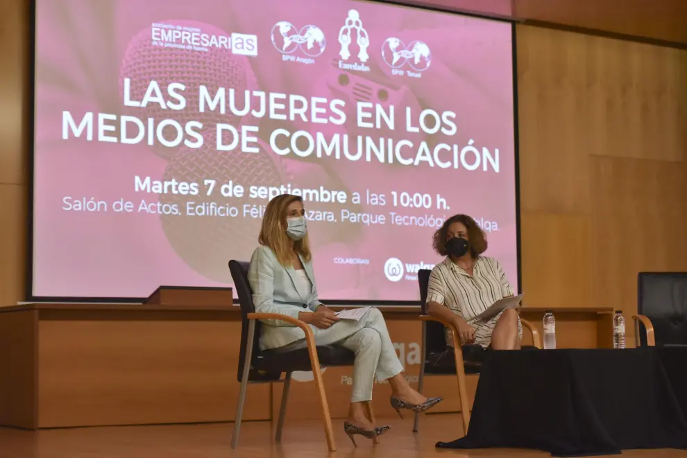 Periodistas de prensa, radio y televisión han reflexionado este martes en Huesca sobre el papel de las mujeres en los medios de comunicación.