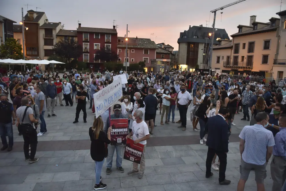 Vecinos y empresarios del Valle del Aragón se han concentrado en Jaca para exigir la apertura de la estación de esquí de Candanchú la próxima temporada