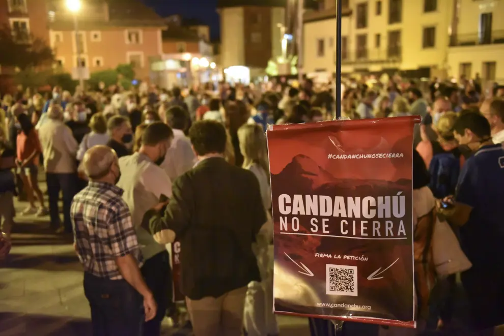Vecinos y empresarios del Valle del Aragón se han concentrado en Jaca para exigir la apertura de la estación de esquí de Candanchú la próxima temporada