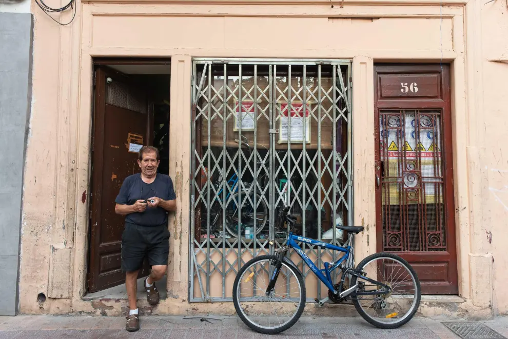 Ángel de Arriba repara bicis para personas sin recursos en el barrio de San Pablo.