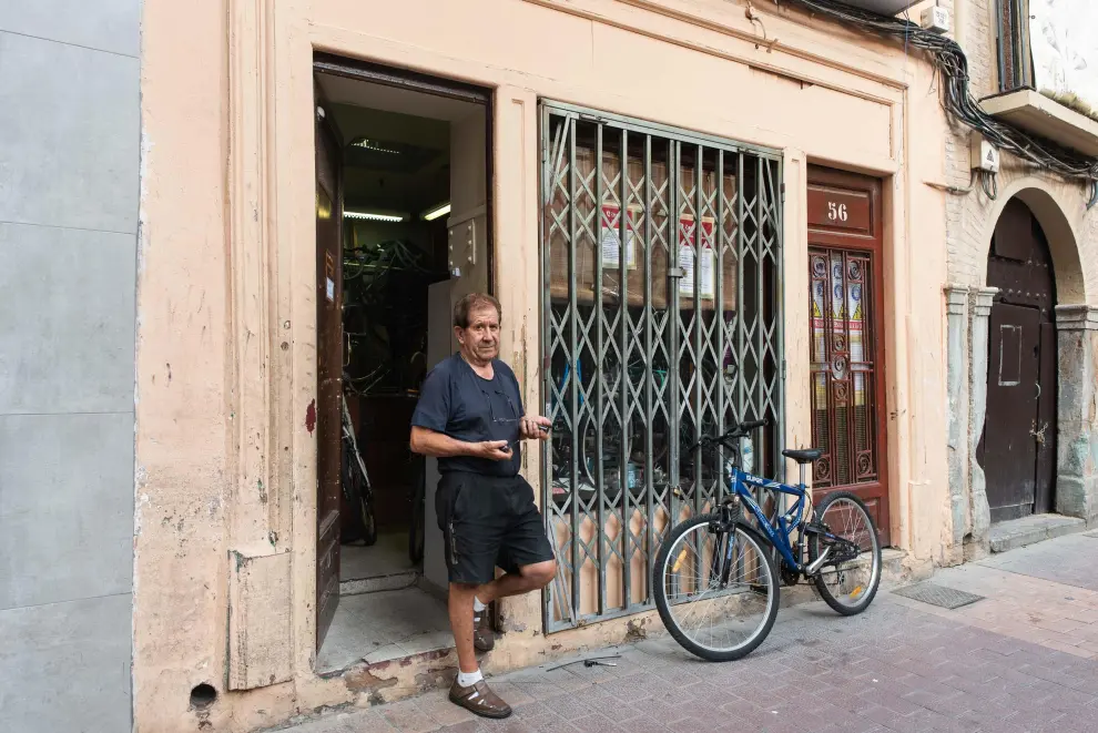 Ángel de Arriba repara bicis para personas sin recursos en el barrio de San Pablo.