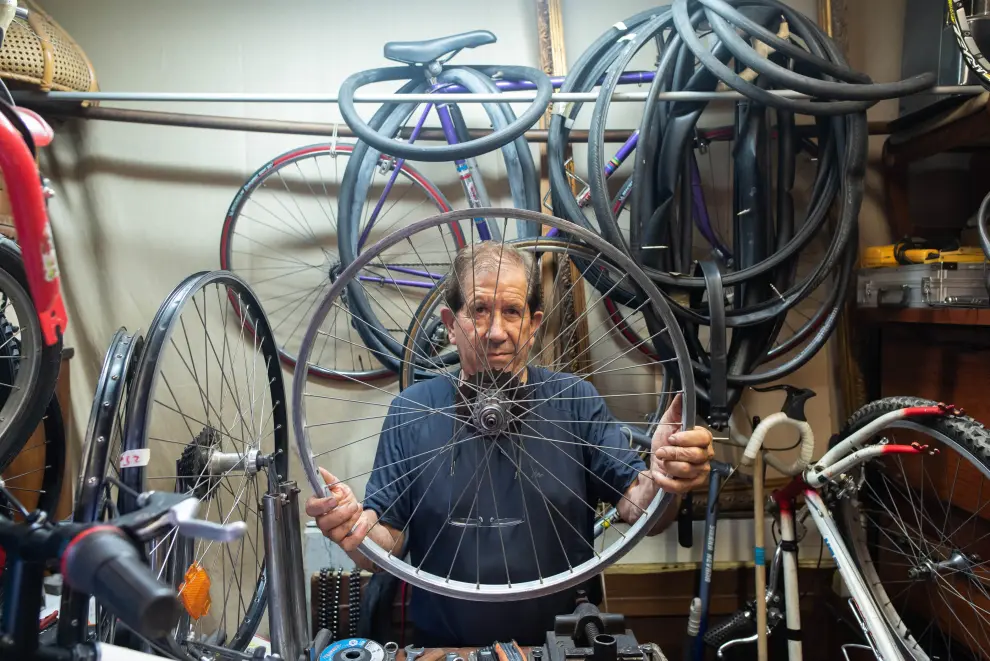 El Ángel de la bicicleta, en su taller del Gancho de Zaragoza.