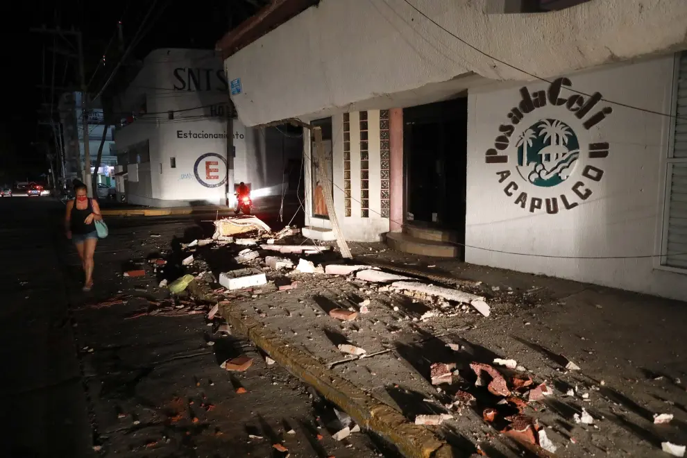Tourists are seen outside a hotel following a 7.0 magnitude quake in Acapulco, Mexico September 7, 2021. REUTERS/Uriel Sanchez NO RESALES. NO ARCHIVES[[[REUTERS VOCENTO]]] MEXICO-QUAKE/