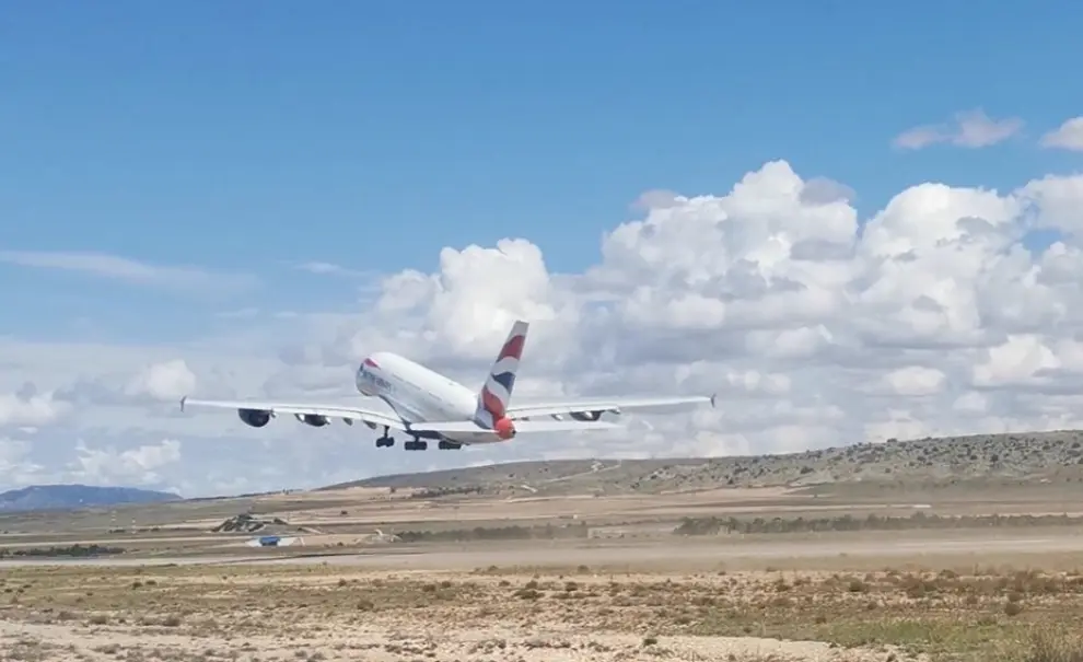 El avión Airbus sale del Aeropuerto de Teruel