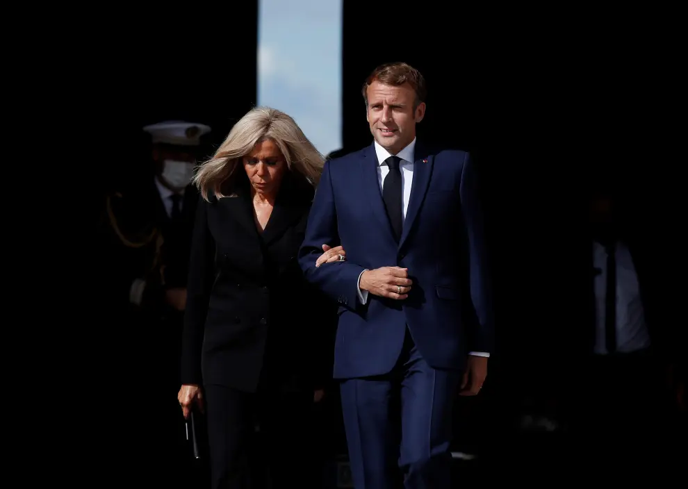 Paris (France), 09/09/2021.- French President Emmanuel Macron reviews the troops during the tribute ceremony for late French actor Jean-Paul Belmondo at the Hotel des Inavlides, France, Paris, 09 September 2021. Belmondo died on 06 September 2021 at the age of 88 years. (Francia) EFE/EPA/IAN LANGSDON / POOL
 FRANCE TRIBUTE JEAN PAUL BELMONDO