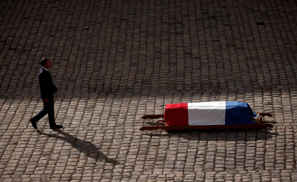 Paris (France), 09/09/2021.- French President Emmanuel Macron touches the coffin of late French actor Jean-Paul Belmondo during a tribute ceremony at the Hotel des Invalides in Paris, France, Paris, 09 September 2021. Belmondo died on 06 September 2021 at the age of 88 years. (Francia) EFE/EPA/YOAN VALAT
 FRANCE TRIBUTE JEAN PAUL BELMONDO