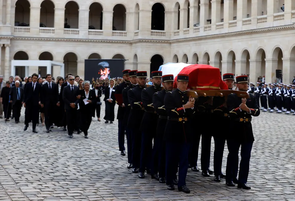 Paris (France), 09/09/2021.- French Republican guards carry the coffin of late French actor Jean-Paul Belmondo during a tribute ceremony at the Hotel des Invalides in Paris, France, 09 September 2021. Belmondo died on 06 September 2021 at the age of 88 years. (Francia) EFE/EPA/IAN LANGSDON / POOL
 FRANCE TRIBUTE JEAN PAUL BELMONDO