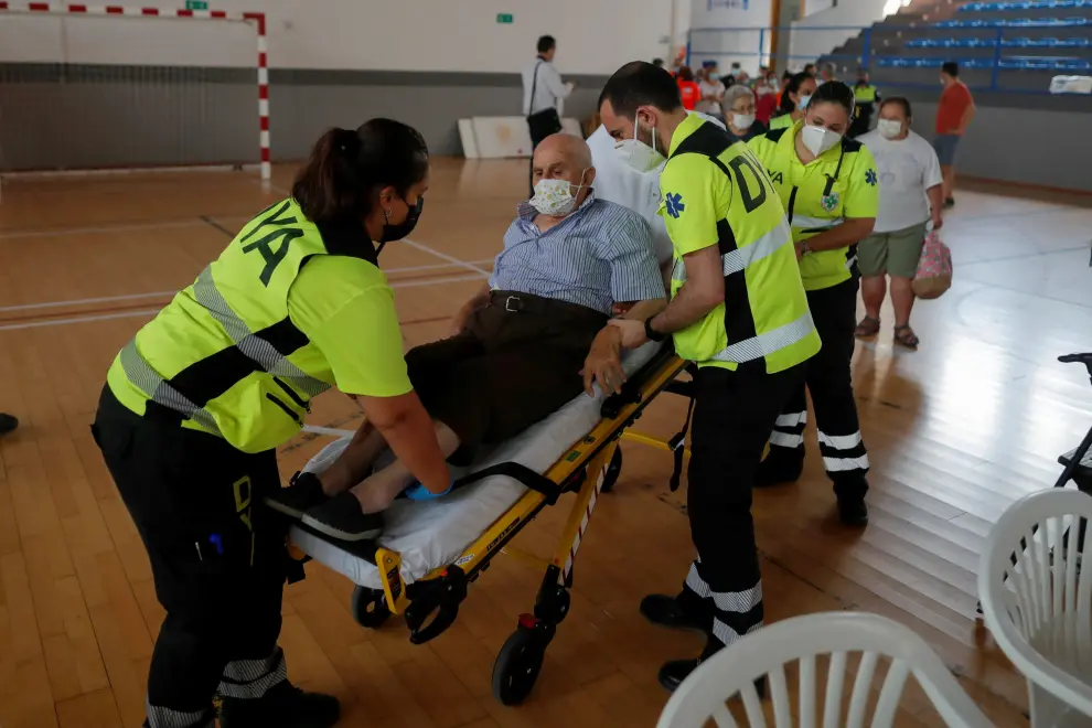 Salvador Ruiz, 92, an evacuated resident, is carried on a stretcher as he arrives at a sports center after he was evacuated preventively from his house in Genalguacil, due to a wildfire on Sierra Bermeja mountain, in Ronda, near Estepona, Spain, September 12, 2021. REUTERS/Jon Nazca[[[REUTERS VOCENTO]]] CLIMATE-WILDFIRES/SPAIN