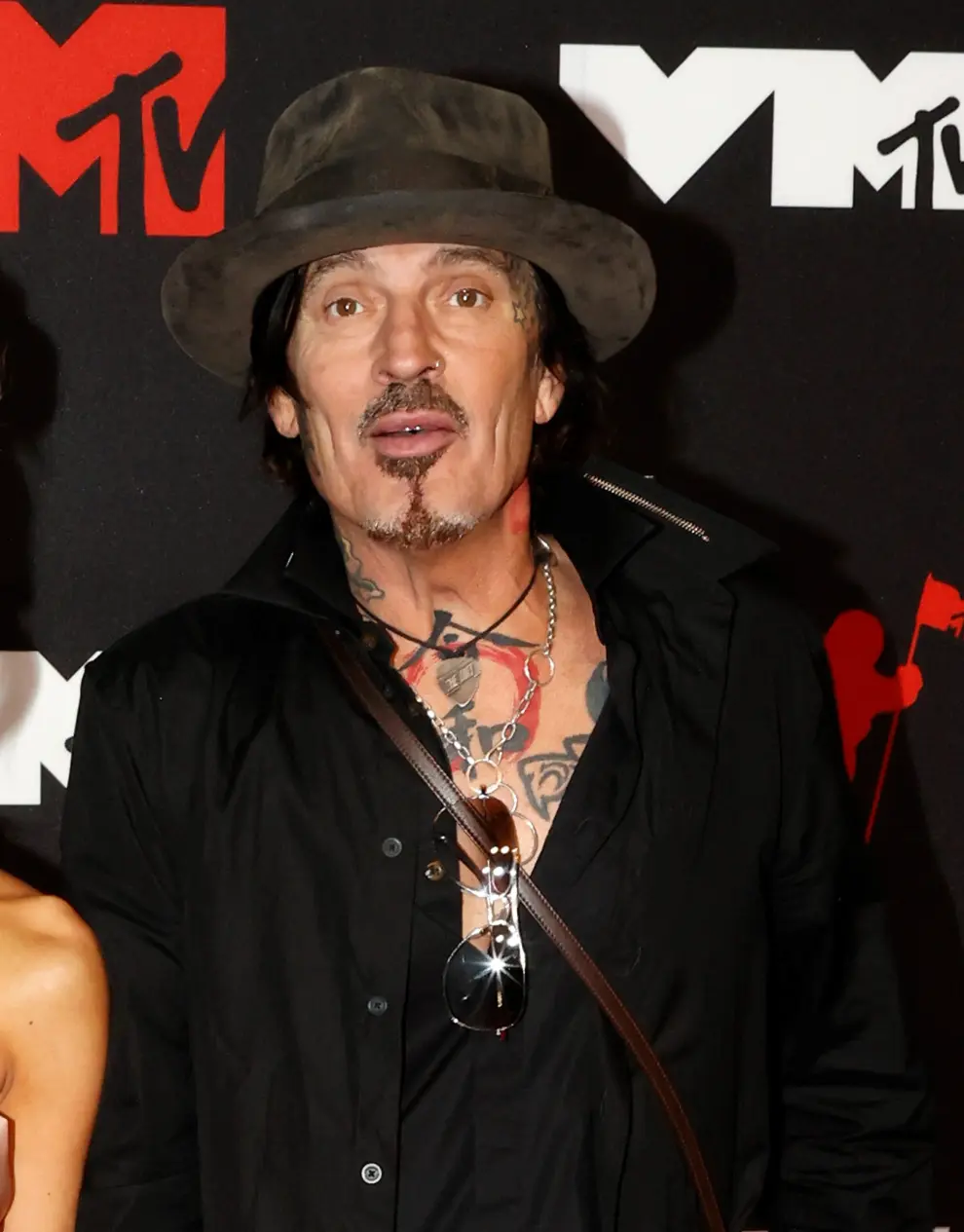 New York (United States), 12/09/2021.- US musician Tommy Lee (R) and wife Brittany Furlan arrive on the red carpet for the MTV Video Music Awards at the Barclays Center in Brooklyn, New York, USA, 12 September 2021. (Estados Unidos, Nueva York) EFE/EPA/JASON SZENES
 USA MUSIC NEW YORK MTV VMAS
