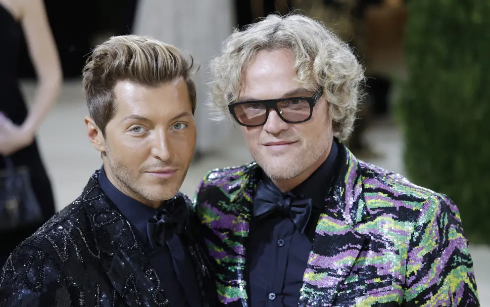 New York (United States), 13/09/2021.- Pierpaolo Piccioli (R) and Giveon (L) pose upon arrival for the 2021 Met Gala, the annual benefit for the Metropolitan Museum of Art's Costume Institute, in New York, New York, USA, 13 September 2021 (issued 14 September 2021). The event coincides with the Met Costume Institute's first two-part exhibition, 'In America: A Lexicon of Fashion' which opens 18 September 2021, to be followed by 'In America: An Anthology of Fashion' which opens 05 May 2022 and both conclude 05 September 2022. (Moda, Abierto, Estados Unidos, Nueva York) EFE/EPA/JUSTIN LANE
 USA NEW YORK MET GALA