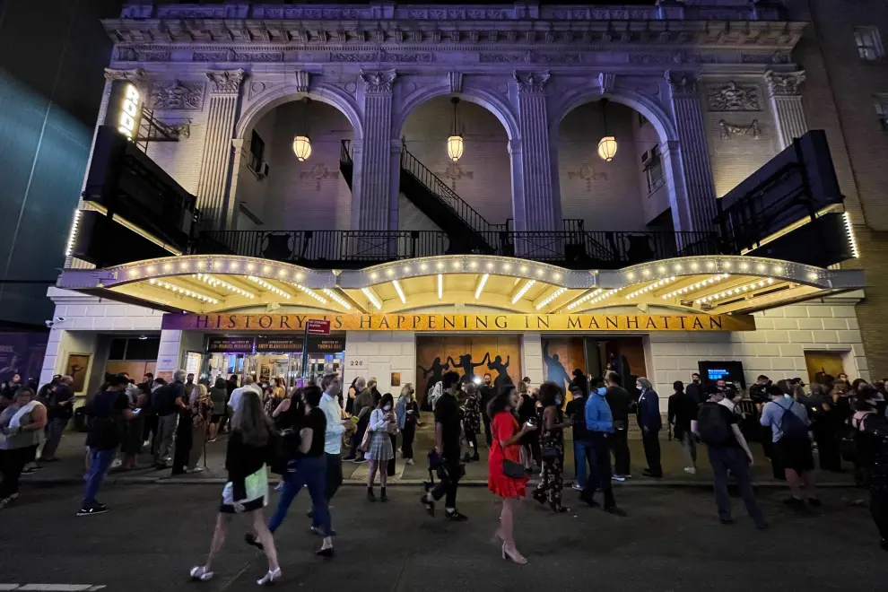 Audience members show their proof of vaccination card as they arrive outside the Gershwin theater ahead of the first return performance of Wicked, as Broadway shows begin to re-open to live audiences after being closed for more than a year due to the outbreak of the coronavirus disease (COVID-19) in Manhattan, New York City, New York, U.S., September 14, 2021. REUTERS/Eduardo Munoz[[[REUTERS VOCENTO]]] HEALTH-CORONAVIRUS/BROADWAY