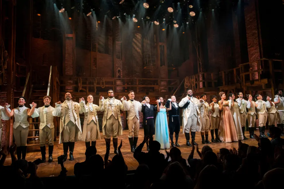 Actors greet the audience at the Richard Rogers theater during curtain call of the first return performance of Hamilton as Broadway shows begin to re-open to live audiences after being closed for more than a year due to the  outbreak of the coronavirus disease (COVID-19) in Manhattan in New York City, New York, U.S., September 14, 2021. REUTERS/Eduardo Munoz[[[REUTERS VOCENTO]]] HEALTH-CORONAVIRUS/BROADWAY