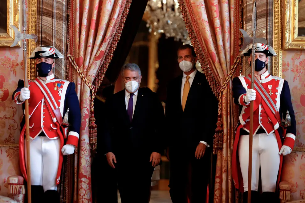 Colombias President Ivan Duque and Spains King Felipe greet Spains Prime Minister Pedro Sanchez before their lunch at the Royal Palace in Madrid, Spain, September 16, 2021. Emilio Naranjo/Pool via REUTERS[[[REUTERS VOCENTO]]] SPAIN-COLOMBIA/ROYALS