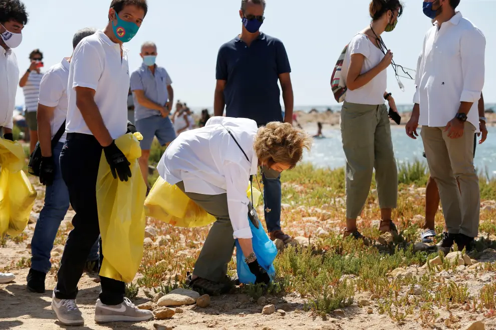 La reina Sofía participa en la recogida de 'basuraleza' en una playa de Alicante