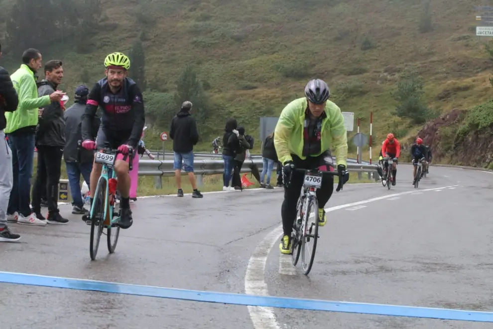 Los primeros ciclistas llegan a la frontera del Somport con la lluvia como protagonista de la jornada.