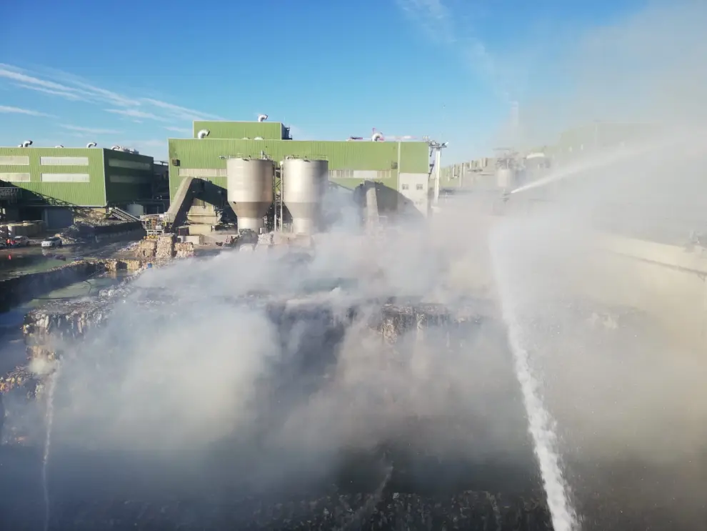 Aparatoso incendio en la planta de Saica de El Burgo de Ebro