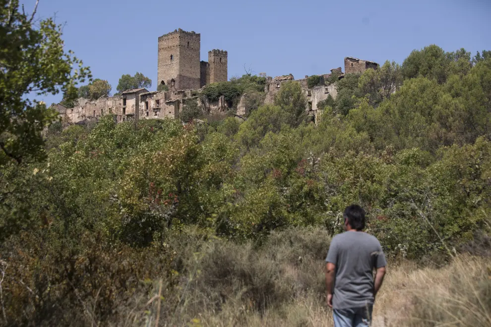 Los restos del castillo de Ruesta presiden el caserío del pueblo en reconstrucción.