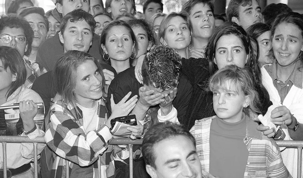 Un 24 de septiembre de 1996, el Rey del Pop actuaba ante 45.000 fans entregados en La Romareda, un concierto grabado en la memoria de muchos aragoneses. Entre el público, espectadores de excepción como la Infanta Cristina. Durante los tres días que Michael Jackson estuvo en Zaragoza, alojado en el Hotel Boston, causó una auténtica revolución en la ciudad ¿Lo recuerdas?
