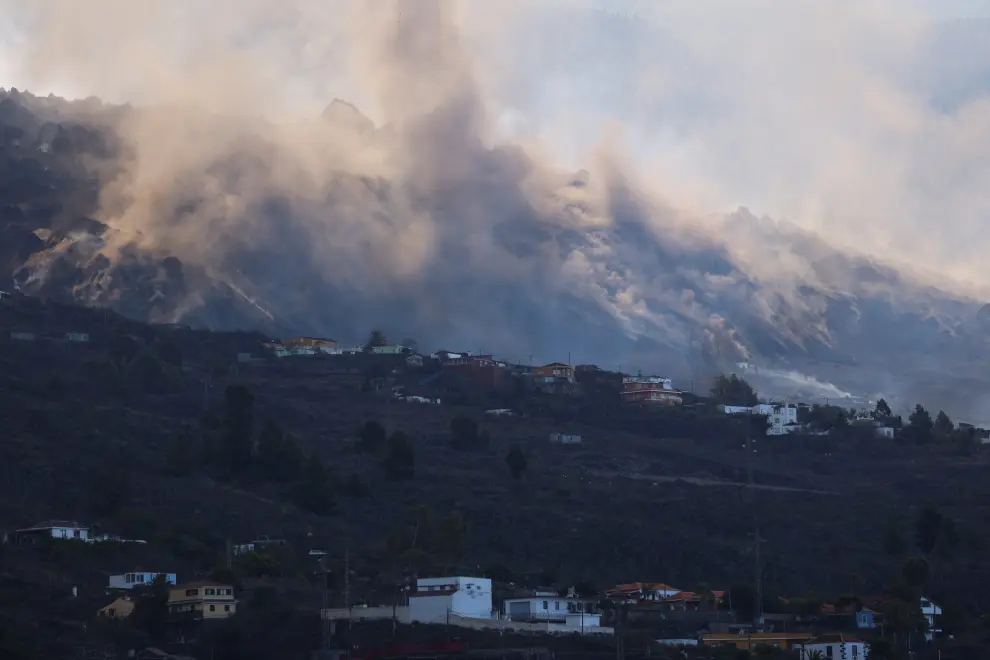 Lava and smoke rise following the eruption of a volcano on the Canary Island of La Palma, in Tajuya, Spain, September 25, 2021. REUTERS/Nacho Doce[[[REUTERS VOCENTO]]] SPAIN-VOLCANO/
