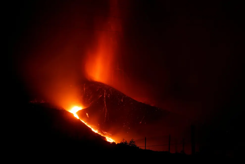 Lava and smoke rise following the eruption of a volcano on the Canary Island of La Palma, in La Laguna, Spain, September 24, 2021. REUTERS/Jon Nazca[[[REUTERS VOCENTO]]] SPAIN-VOLCANO/
