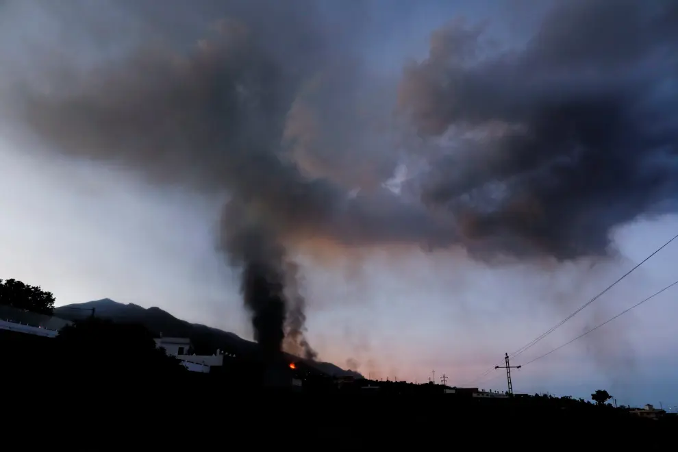 Lava and smoke rise following the eruption of a volcano on the Canary Island of La Palma, in La Laguna, Spain, September 24, 2021. Picture taken September 24, 2021. REUTERS/Jon Nazca[[[REUTERS VOCENTO]]] SPAIN-VOLCANO/