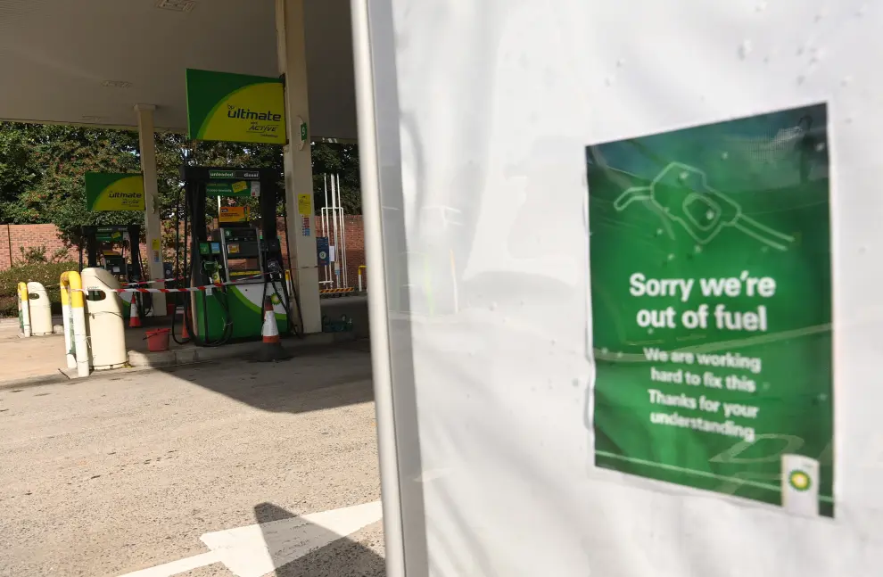London (United Kingdom), 27/09/2021.- Fuel pumps are taped off in a BP garage in Finchley in London, Britain, 27 September 2021. A shortage of lorry drivers and panic buying has led to fuel shortages in forecourts and petrol stations across the UK. (Reino Unido, Londres) EFE/EPA/NEIL HALL
 BRITAIN FUEL