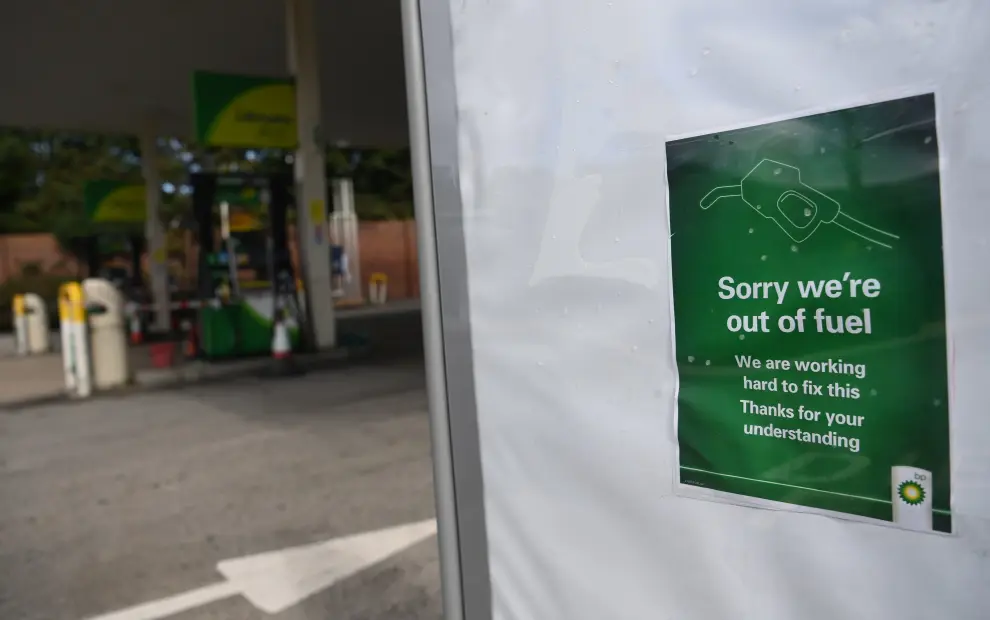 London (United Kingdom), 27/09/2021.- Fuel pumps are taped off in a BP garage in Muswell Hill in London, Britain, 27 September 2021. A shortage of lorry drivers and panic buying has led to fuel shortages in forecourts and petrol stations across the UK. (Reino Unido, Londres) EFE/EPA/NEIL HALL
 BRITAIN FUEL