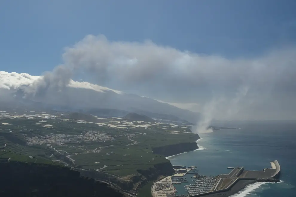 La lava de la erupción volcánica de La Palma cae en el mar