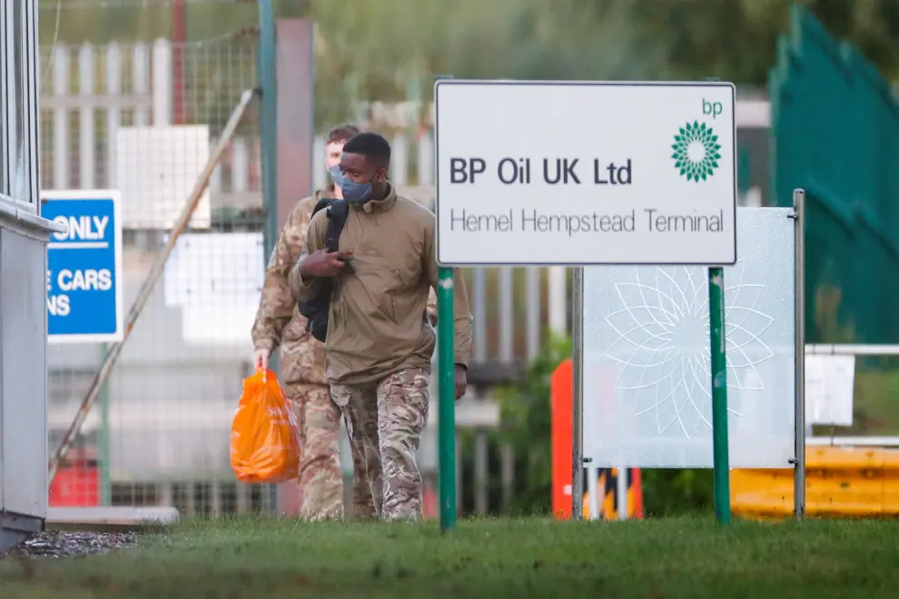 Members of the military look on at Buncefield Oil Depot in Hemel Hempstead, Britain, October 4, 2021. REUTERS/Andrew Boyers[[[REUTERS VOCENTO]]] BRITAIN-TRUCKERS/