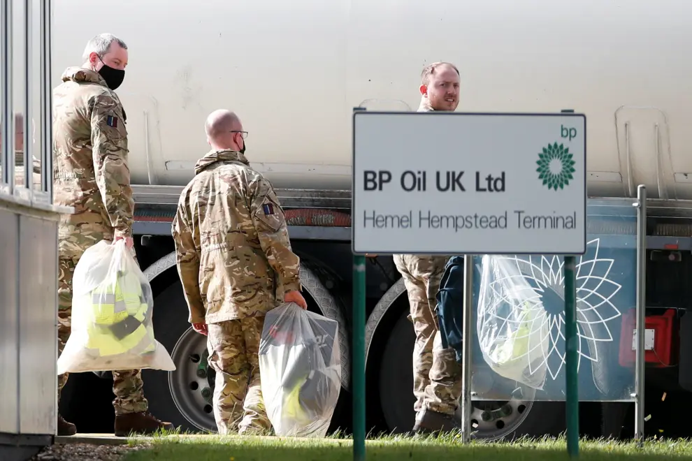 Members of the military walk at Buncefield Oil Depot in Hemel Hempstead, Britain, October 4, 2021. REUTERS/Andrew Boyers[[[REUTERS VOCENTO]]] BRITAIN-TRUCKERS/