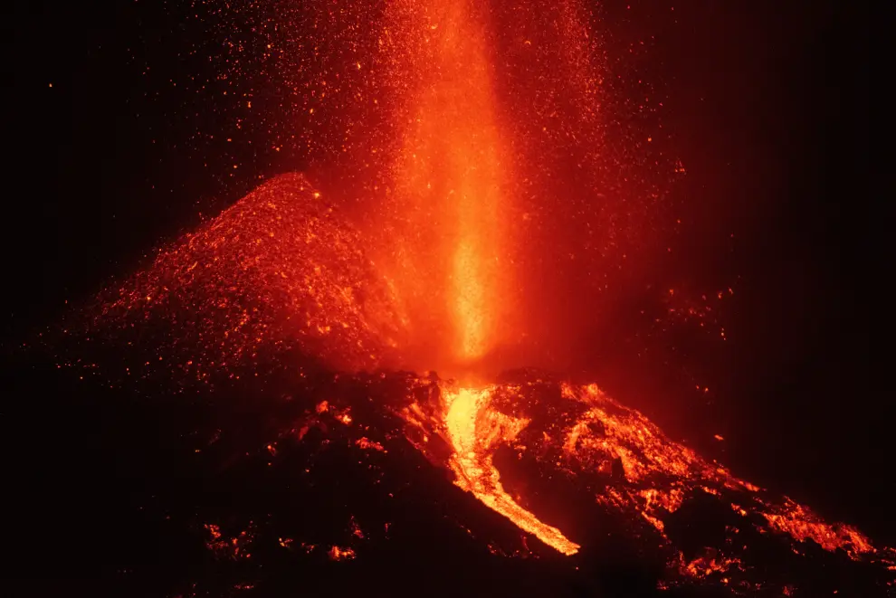 Sigue la erupción en La Palma, tras el derrumbe parcial del cono princial